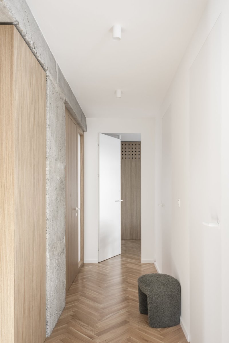 Dveře bez obložek (Rekonstrukce bratislavského panelového bytu; Abrama architekti)