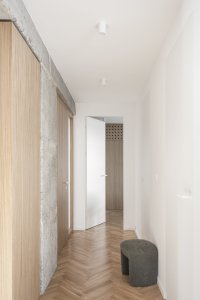 Dveře bez obložek (Rekonstrukce bratislavského panelového bytu; Abrama architekti)