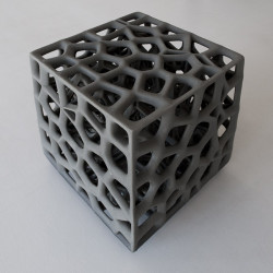 Obr. 24: Ukázka možností 3D tisku spo­jo­váním prášku technologií Voxeljet, objekt je nerealizovatelný jiným způsobem než 3D tiskem  spojováním prášku, Emerging Objects, USA,