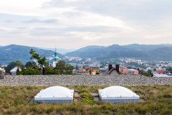 Ateliér LIPROJEKT s.r.o. zrealizoval rodinný dům obklopený zelení a výhledem do údolí.