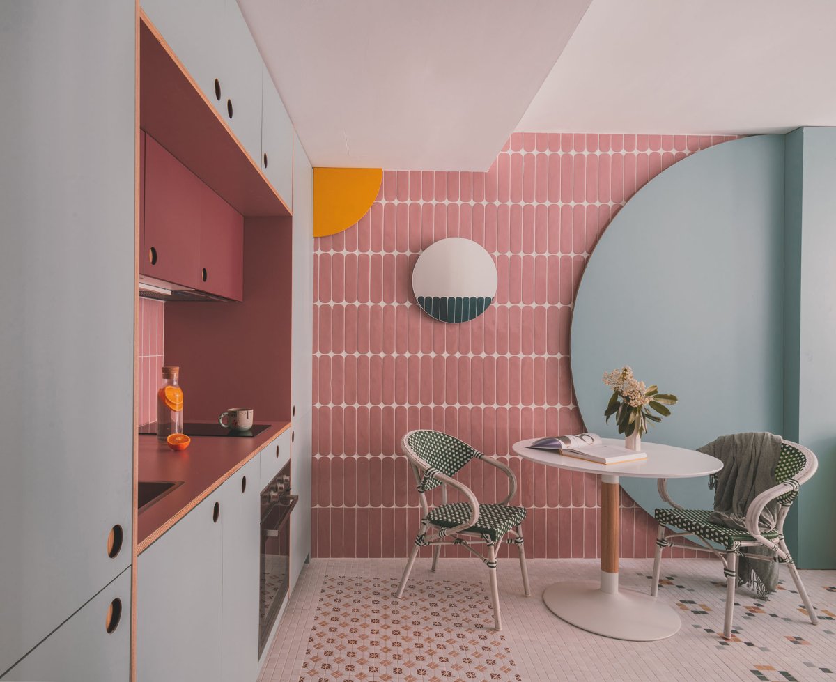 TUR house je malá garsonka v dělnické čtvrti Madridu. (TUR House, OOIIO)