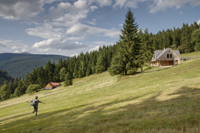 Na místě staré chalupy vyrostla současná. S respektem k minulosti i k místu.