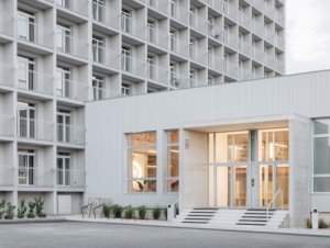 Fasáda a nově upravený vstup (Rekonstrukce ubytovny v Košicích; Atrium Architekti)