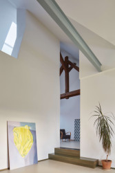 Rekonstrukce domu v Jindřichově Hradci od Matěje Šebka a Martina Petříka: Pohled do bytu v podkroví