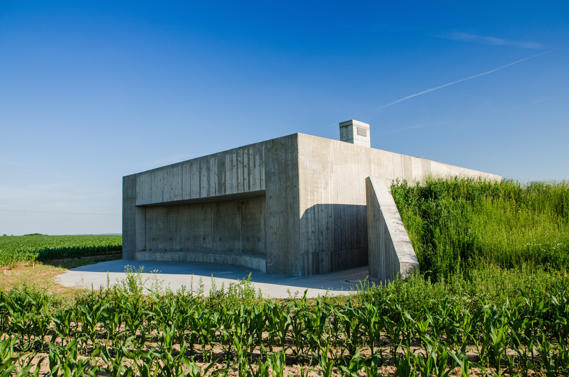 Vodojem s vyhlídkou na Trosky, ZETTE atelier: Stavba je postavena z masivního železobetonu, jak tomu ostatně u tohoto typu objektu bývá zvykem