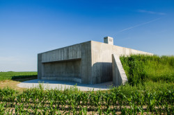 Vodojem s vyhlídkou na Trosky, ZETTE atelier: Stavba je postavena z masivního železobetonu, jak tomu ostatně u tohoto typu objektu bývá zvykem