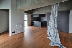 Byty jsou otevřené, dělí je jen závěsy nebo nábytek.  (Ryozan Park Green, Akihisa Hirata Architecture Office)