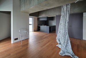 Byty jsou otevřené, dělí je jen závěsy nebo nábytek.  (Ryozan Park Green, Akihisa Hirata Architecture Office)