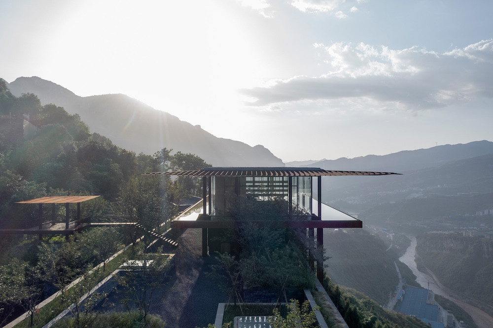 Jeskynní komplex Tianbao v Erlangu v provincii Sečuan na jihozápadě Číny. Stavba s citem vložená do úbočí hory.