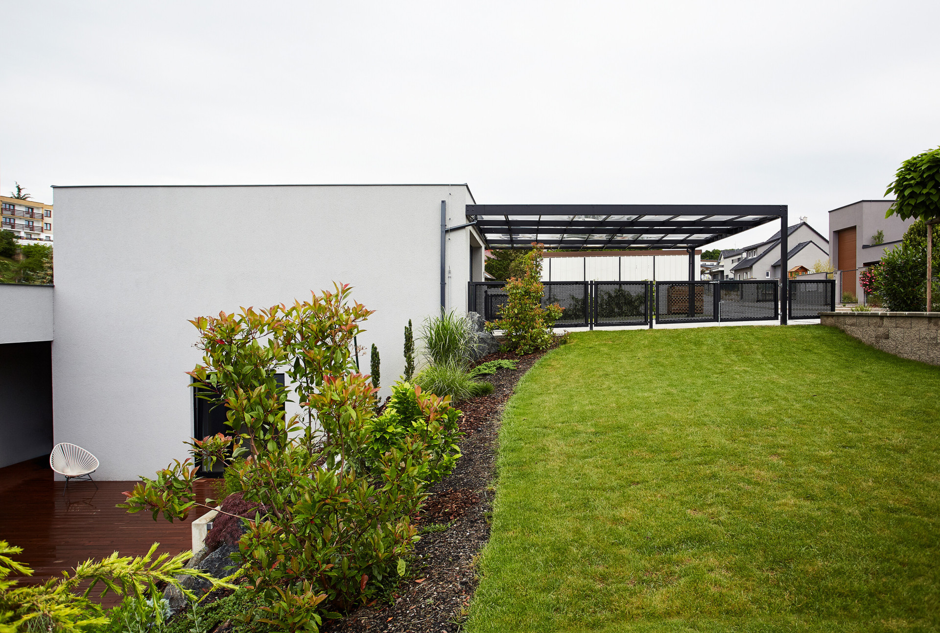 Rodinný dům v Berouně, Markéta Bromová architekti: Dům otevírá své výhledy do zahrady a okolní zeleně