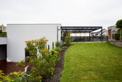 Rodinný dům v Berouně, Markéta Bromová architekti: Dům otevírá své výhledy do zahrady a okolní zeleně