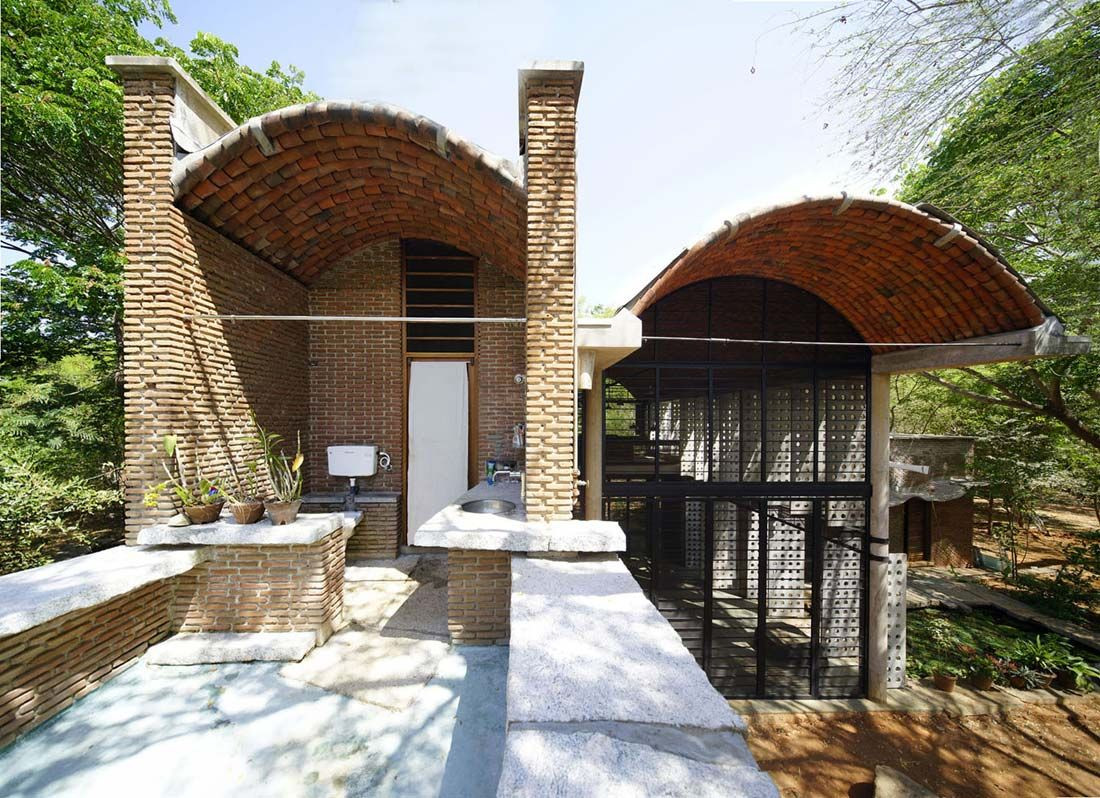 Wall House, vlastní dům architektky Kundoo v Auroville, 1997-2000