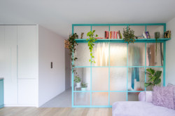  Příčka odděluje obývací pokoj od chodby a zároveň slouží jako odkládací prostor.
 (Rekonstrukce panelákového bytu; Markéta Janderová)