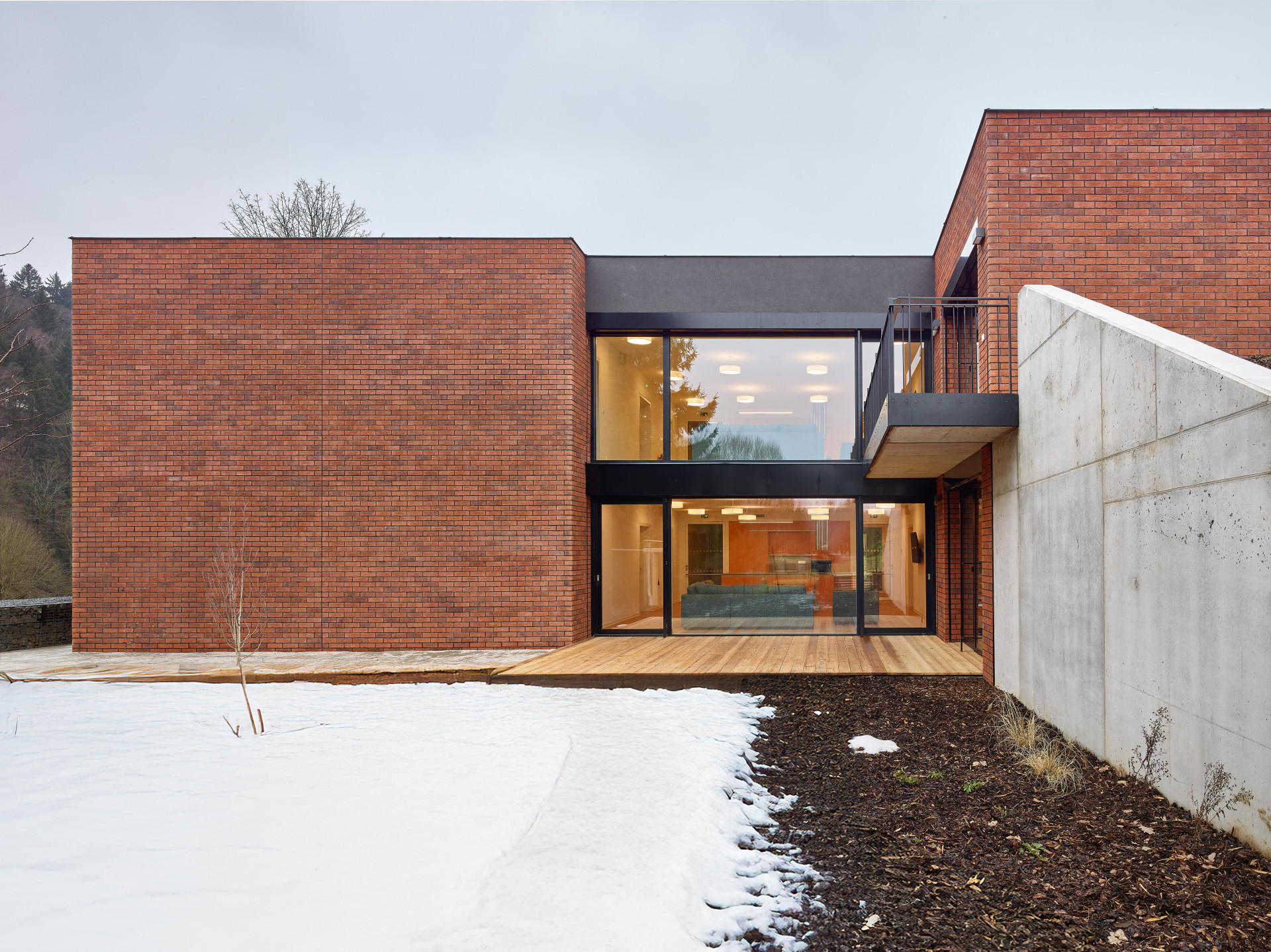 Všechny vstupy domu jsou bezbariérové. (Dům sociální péče Tereza; Stempel Tesař architekti)