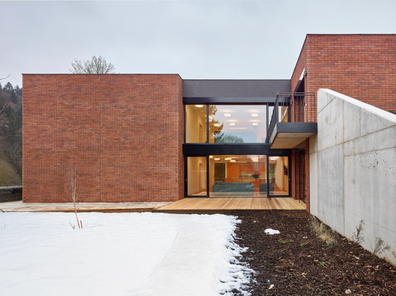 Všechny vstupy domu jsou bezbariérové. (Dům sociální péče Tereza; Stempel Tesař architekti)