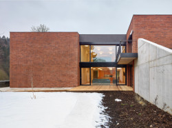 Všechny vstupy domu jsou bezbariérové. (Dům sociální péče Tereza; Stempel Tesař architekti)