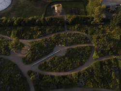 Nový zahradní domek Garden House od Tsuyoshi Tane ve Vitra Campus je postavený z udržitelných materiálů