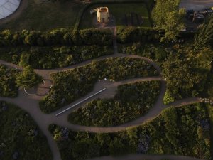 Nový zahradní domek Garden House od Tsuyoshi Tane ve Vitra Campus je postavený z udržitelných materiálů