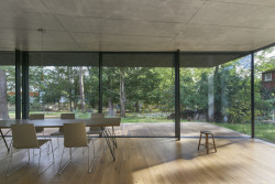 Posuvný systém Schüco ASE 67 PD byl realizován s nulovým prahem, aby byl zaručen plynulý přechod mezi interiérem a exteriérem, o což se stará i dubová podlaha uvnitř, na kterou navazuje bambusová terasa.