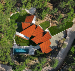 Ateliér Aranguren & Gallegos navrhl dům složený z "boxů". Nachází se nedaleko španělského Madridu a nabízí cenné výhledy na tamější baziliku.