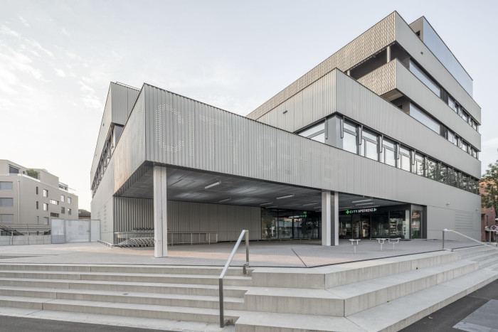 Vlnitá střešní krytina Swisspearl na City Center v Dübendorfu