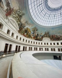 Dokonale hladký beton kontrastuje s bohatou výmalbou