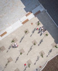 Park je strukturován do tří úrovní, přičemž každá má jiný charakter a materiálové řešení. (Mezi školami, MED ARKITEKT)