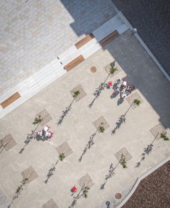 Park je strukturován do tří úrovní, přičemž každá má jiný charakter a materiálové řešení. (Mezi školami, MED ARKITEKT)