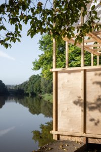 Tea house Pavilion, GRAU Architects: Spodní část pavilonu je zavětrována překližkovými deskami. Tím poskytuje pocit soukromí s možností odpoutání se od okolních ruchů