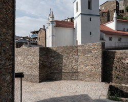 Náves je nepravidelná, má spoustu zákoutí, rozlévá se do prostoru.