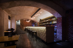 Interiéru dominuje bar. Foto