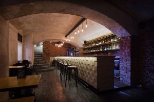 Interiéru dominuje bar. Foto