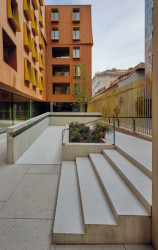 Šestipodlažní budova stojí na půdorysu ve tvaru písmene U a svými postranními křídly svírá dvůr. (Rezidence U Milosrdných na Starém Městě od Fránek Architects)