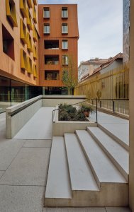 Šestipodlažní budova stojí na půdorysu ve tvaru písmene U a svými postranními křídly svírá dvůr. (Rezidence U Milosrdných na Starém Městě od Fránek Architects)