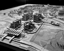 Soutěžní model vítězného návrhu na rekonstrukci centra Skopje, který vypracoval se svým týmem architekt Kenzo Tange. Foto: Osamu Murai