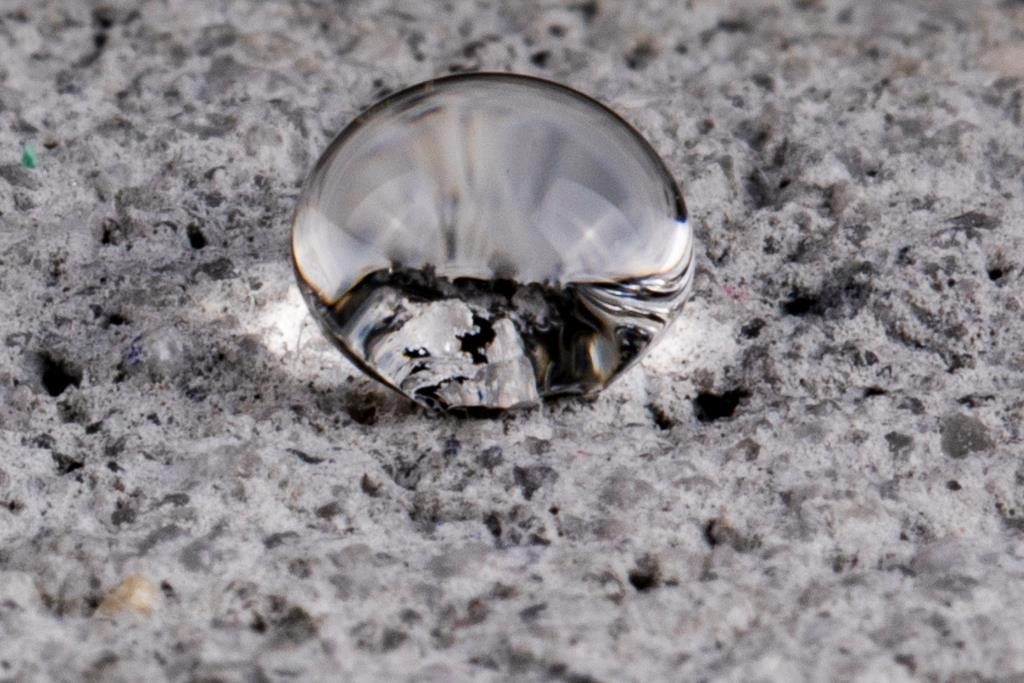 Extrémně voděodolná suchá omítková směs IZONIL od RBL Trade vytváří po aplikaci vodonepropustnou vrstvu, ale zároveň zůstává paropropustná.