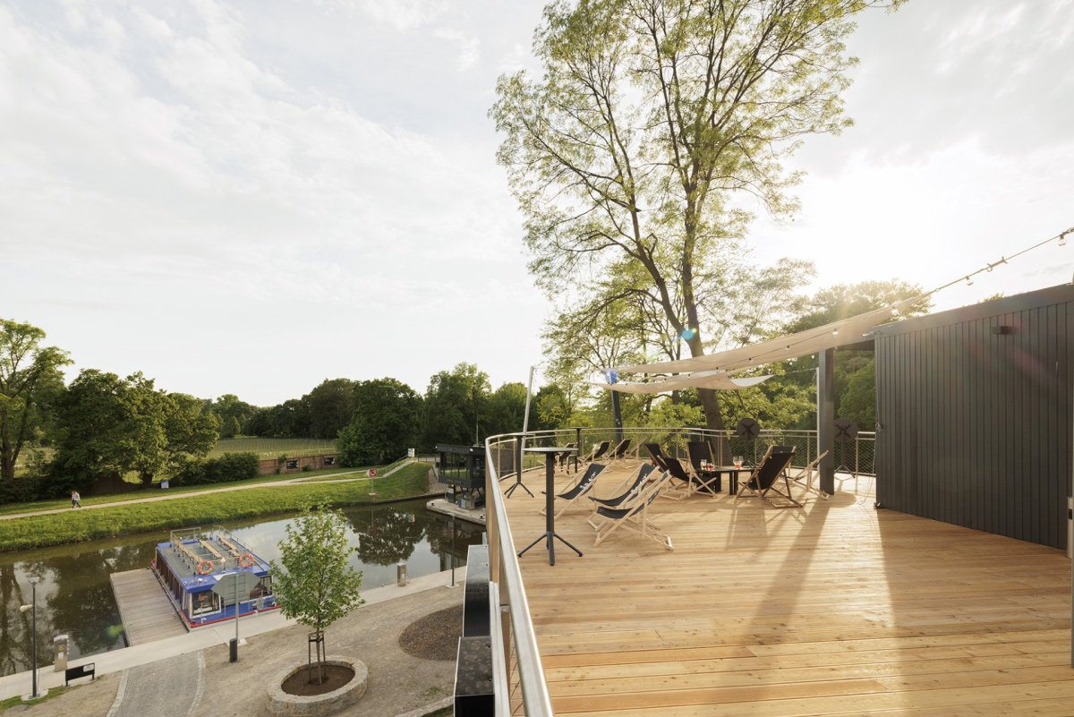 Ve Veselí nad Moravou vzniklo nové Bistro Dog in Dock podobající se lodi. Navrhlo ho architektonické studio Black n’Arch, postavené je z modulů.