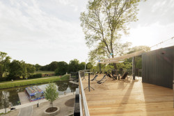 Ve Veselí nad Moravou vzniklo nové Bistro Dog in Dock podobající se lodi. Navrhlo ho architektonické studio Black n’Arch, postavené je z modulů.