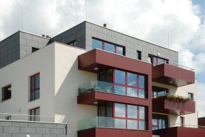 Uplatnění fasádních desek Cembrit Raw na balkónových konstrukcích - foto