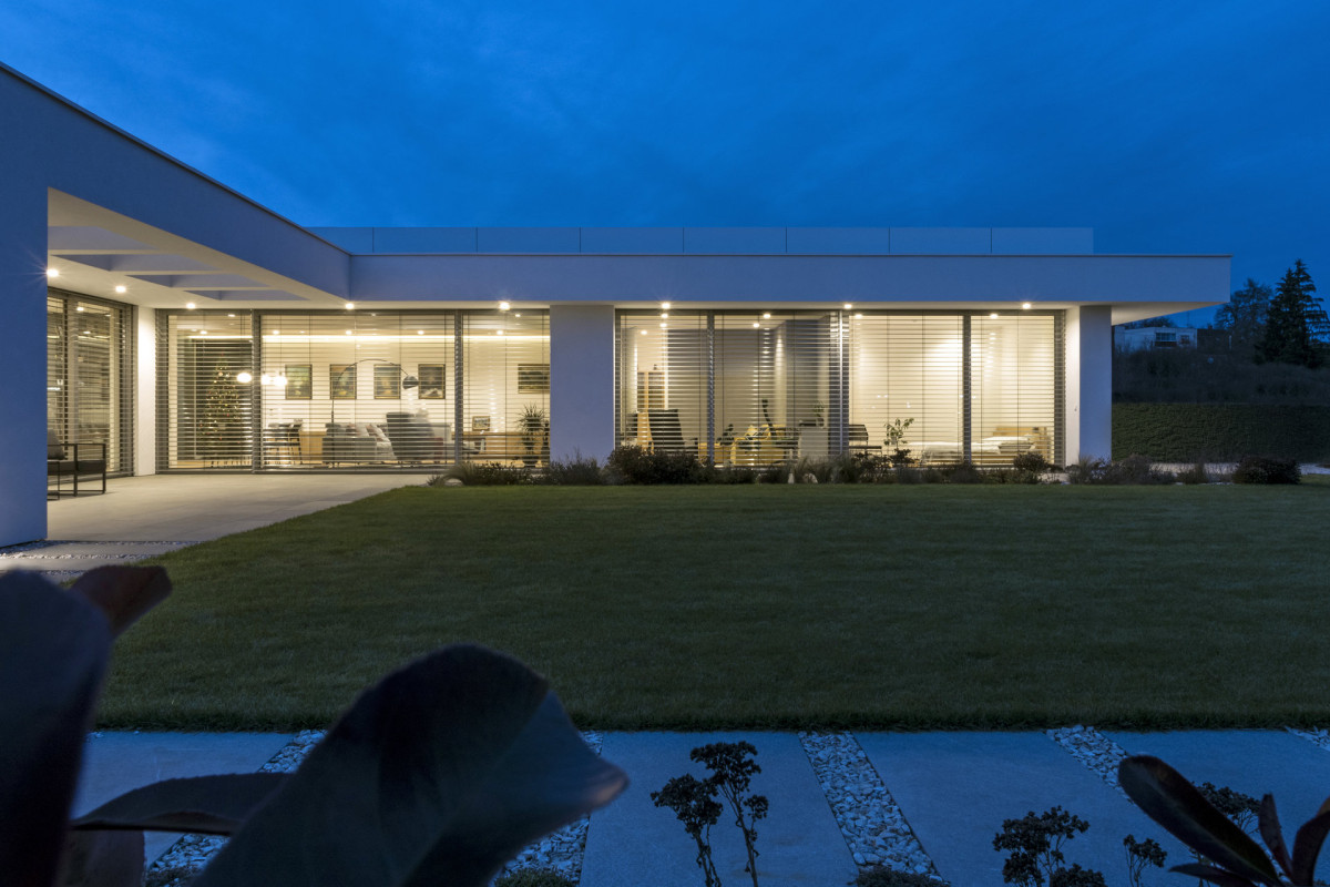 Noční pohled na vilu ze zahrady (Vila MT v Novém Mestu nad Váhom; Matika Architecture)
