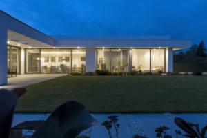 Noční pohled na vilu ze zahrady (Vila MT v Novém Mestu nad Váhom; Matika Architecture)