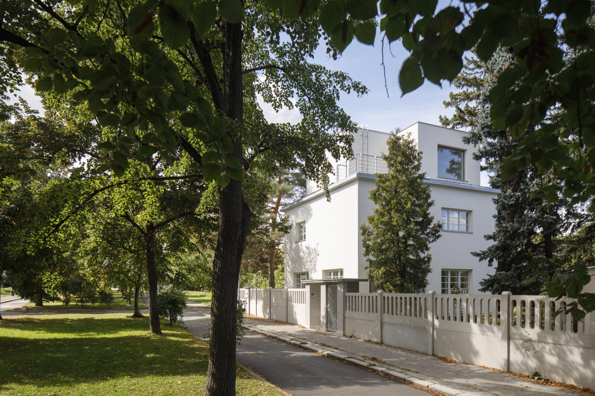 Rekonstrukce prvorepublikové vily v Praze od studia Lenka Míková Architekti