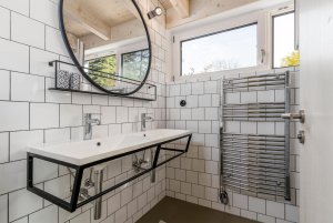Studio 3K Architects zrekonstruovalo chatu v odlehlých lesích na Benešovsku