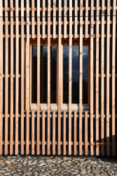 Komunitní dům pro seniory v Holasovicích, City Upgrade: Latě na fasádě směřující do ulice přecházejí přes okny