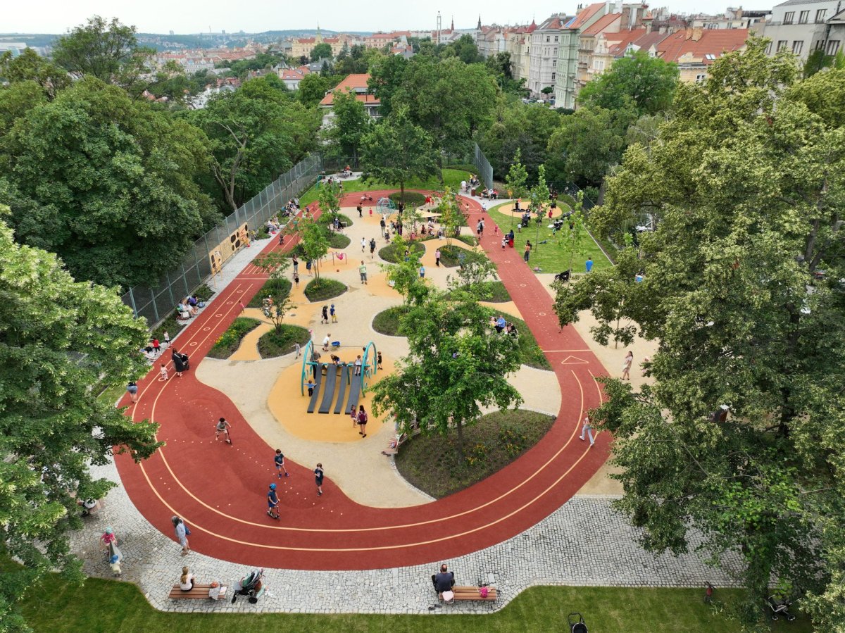 Prostor pro děti a dospělé je protkán různorodými herními prvky a kvalitním mobiliářem od společnosti mmcité.