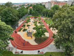 Prostor pro děti a dospělé je protkán různorodými herními prvky a kvalitním mobiliářem od společnosti mmcité.