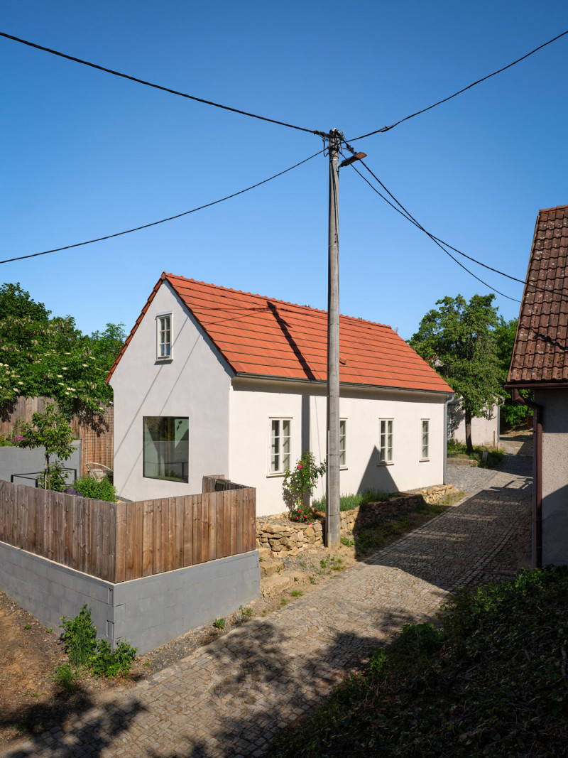 Víkendový domek stojí v sevřeném prostředí drobných staveb, sklepů a dvorků. (Bukovanský domeček; SENAA architekti)