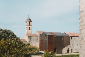 Staré navrhoval očistit a zakonzervovat, přibýt ale měla taky vrstva nová – přístavba z mědi.