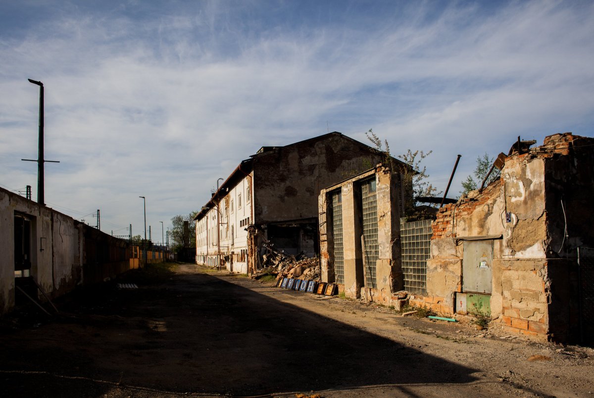 Lihovar před rekonstrukcí - rozbitá vývěsní cedule s nápisem LIHOVAR doslova vypovídalo o rozkladu místa v čase (Transformace Lihovaru Smíchov; Black n´ Arch)