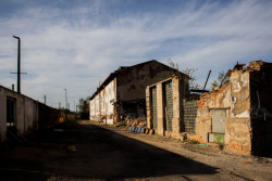 Lihovar před rekonstrukcí - rozbitá vývěsní cedule s nápisem LIHOVAR doslova vypovídalo o rozkladu místa v čase (Transformace Lihovaru Smíchov; Black n´ Arch)